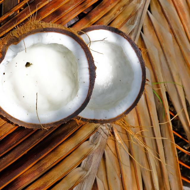 Noix de coco ouverte en deux